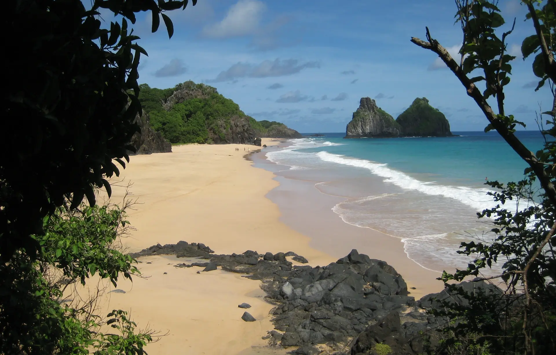 Praia paradisíaca de Fernando de Noronha com o Morro Dois Irmãos ao fundo